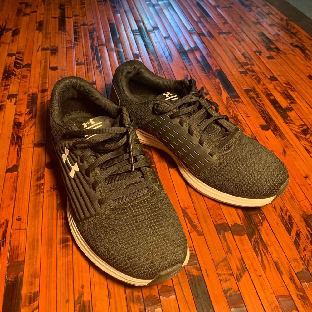 Under Armour UA Surge SE size 10.5